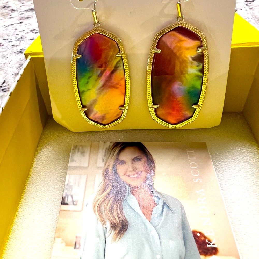 NWT Kendra Scott Danielle Earrings Watercolor Pearl & Yellow Gold Retired RARE! - Picture 3 of 5